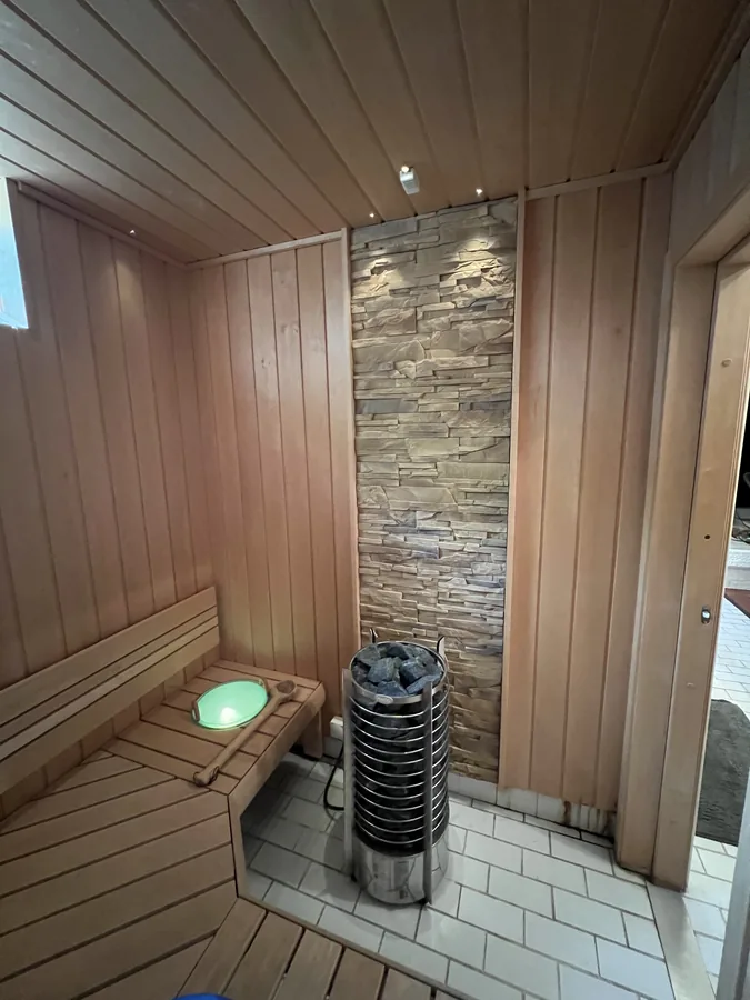 Bastuinredning med panel och lave
