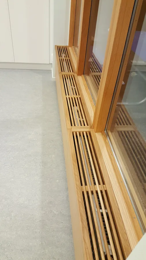 Konvektorgaller längs fönsterparti
