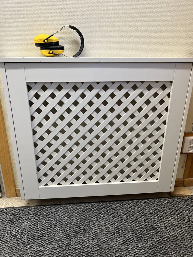 Radiatorkåpa med diagonalt galler