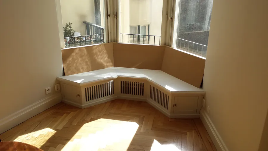 Radiatorkåpa i vinkel, på plats