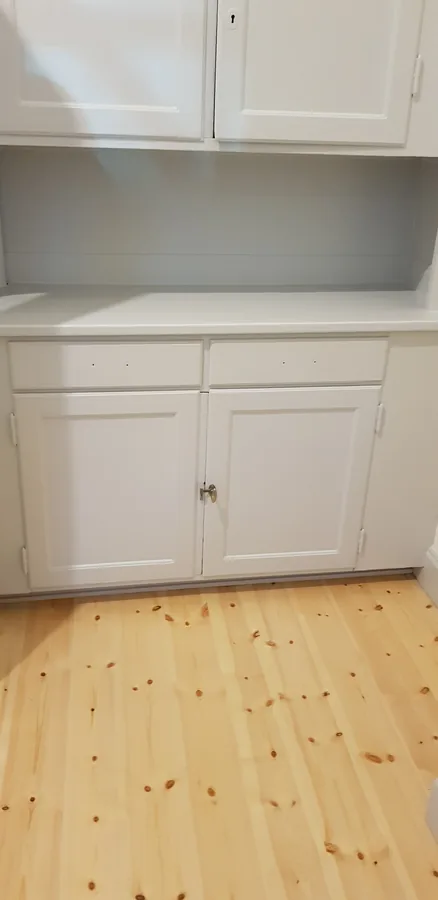 Platsbyggt skåp med bänkskiva