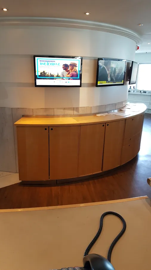 Rundad skåpbänk i reception