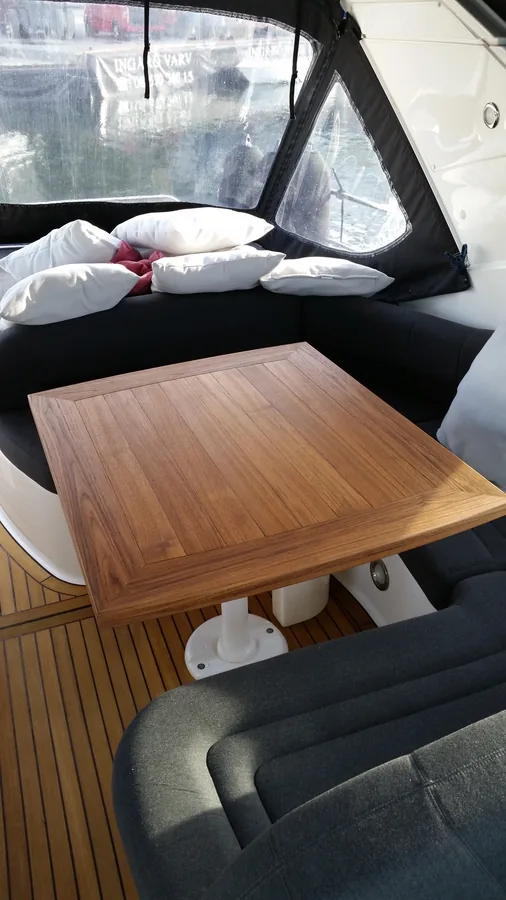 Fällbart teakbord i båt